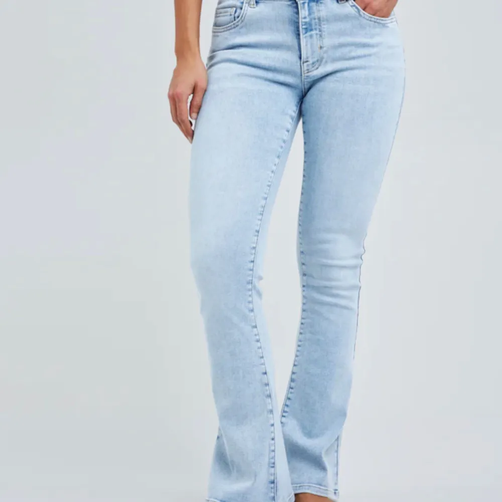 Säljer mina ljusblåa jeans från BikBok i storlek 33💞 Använd enbart en gång men är i nyskick💞 Kom privat för egna bilder💞. Jeans & Byxor.