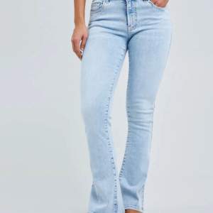 Säljer mina ljusblåa jeans från BikBok i storlek 33💞 Använd enbart en gång men är i nyskick💞 Kom privat för egna bilder💞