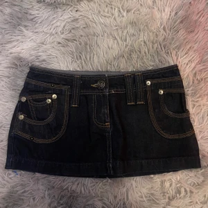 Mini skirt - Jättefin mini skirt som jag köpte på Vinted som tyvärr va för liten för mig.  Sitter som en 34-36