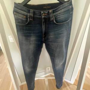 Nudie jeans i modellen Lean Dean! Jeansen har en väldigt fin tvätt som är svår att få tag på! Har av er vid frågor!☺️
