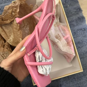 Super fina rosa sommar klackskor  - Endast använda 1 gång. Kommer inte till mer användning! Super fin baby pink rosa färg! 