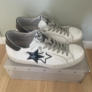 2star skor - Säljer nu mina skor från märket 2Star! Skorna köptes i vintras och användes i cirka 1.5 månader. Skorna är ej slitna det är så designen är! Hör av vid frågor ☺️ Priset kan diskuteras vid snabb affär! Nypris är runt 2000kr