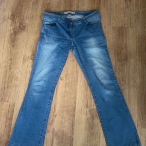 Low waist blåa jeans - Låg midjad jeans. Passform 38/40.  Jättebra skick, inga fläckor etc.