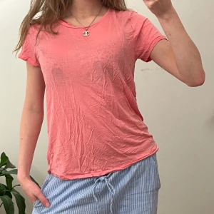 T-shirt  - T-shirt från Carin Wester. Bh syns igenom (inga fläckar)