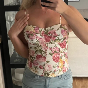Blommig korsett topp - Superfin korsett topp i blommigt mönster 🌸🌸