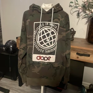 Dope hoodie  - Dope hoodie, trycker slitet annars i bra skick. 
