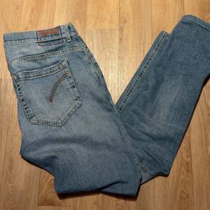 Dondups jeans i modellen George🙌 | storlek 32 | Skick - 9/10 |