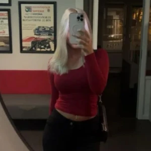 Vinröd topp - Vinröd tajt långärmad tröja. Väldigt fin men kommer inte till använding. Kan bäras åt båda hållen. Strl xxs passar även xs-s då den är stretchig.❣️