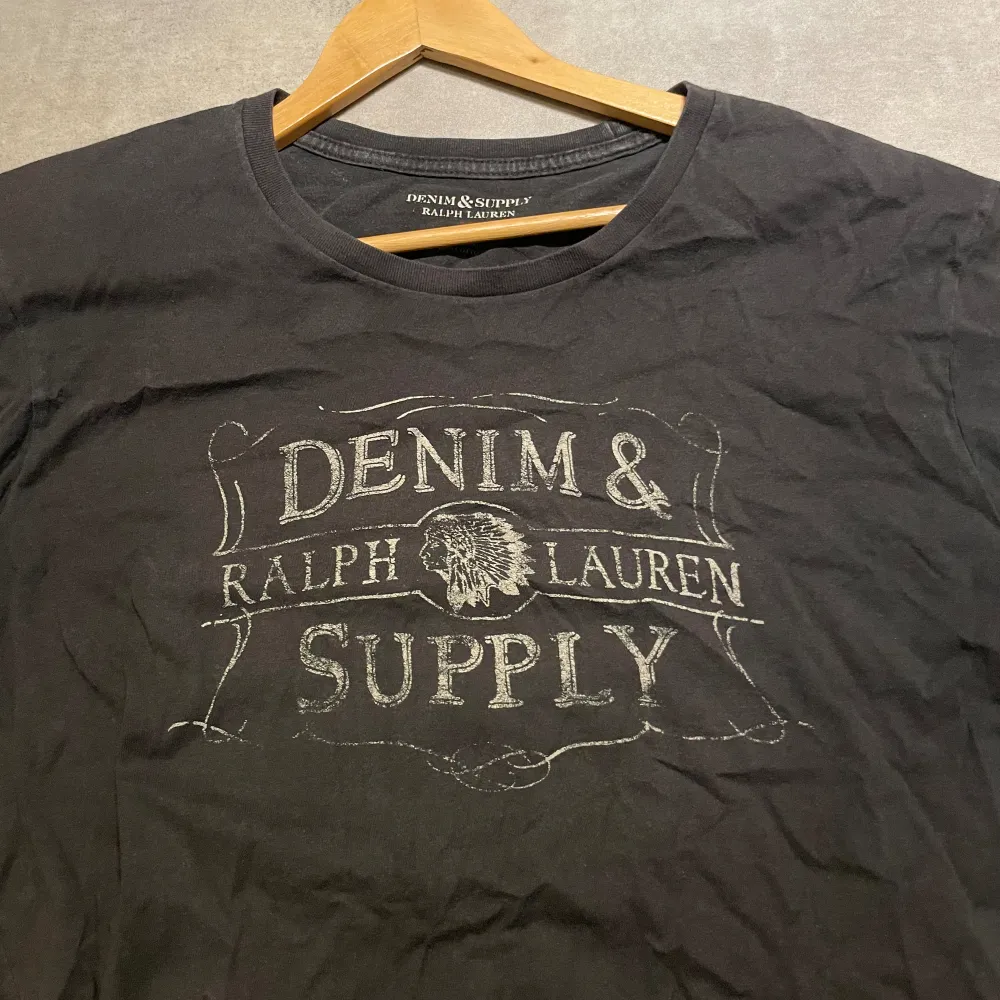 Tja ! Säljer nu denna sjukt snygga Ralph Lauren Dennim & supply T-Shirt ! Grymt skick ! Storlek  M ! Modellen är 185 ish ! || pm frågor / funderingar ! || Mvh !. T-shirts.