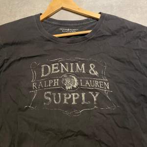 Tja ! Säljer nu denna sjukt snygga Ralph Lauren Dennim & supply T-Shirt ! Grymt skick ! Storlek  M ! Modellen är 185 ish ! || pm frågor / funderingar ! || Mvh !