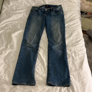Valerie LTB Jeans - As snygga LTB Jeans. De är i bra skick men jag har trätt igenom ett skosnöre runt i midjan för att man ska kunna justera midjan(se bild), inget som syns på utsidan. Så dessa är i storlek W29-L32 men passar då också ca W27-28 pga bandet i midjan! 💕