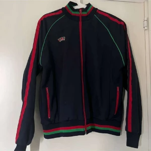 Italien kofta - Jättefin Italien kofta som passar jättebra nu till våren/sommaren, säljer då den inte passar mig längre. Pris kan diskuterar!🩷