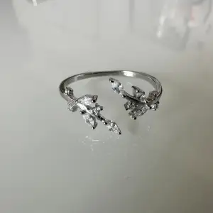 En unik och modern ring med lövliknande design i silver. Handgjord silverring med fin passform som varar genom livet. Justerbar skinande ✨ och i nyskick! Passar perfekt för alla tillfällen 😻