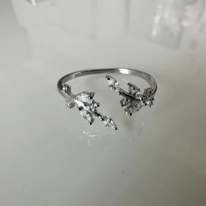 Justerbar silverring - En unik och modern ring med lövliknande design i silver. Handgjord silverring med fin passform som varar genom livet. Justerbar skinande ✨ och i nyskick! Passar perfekt för alla tillfällen 😻