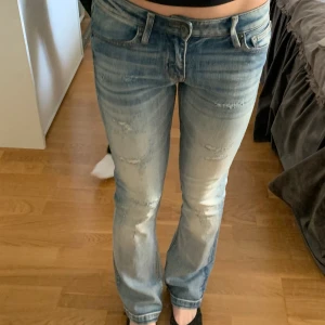 Crocker jeans  - Low Waist jeans.Köpta här på Plick men knappen är lös och andra delen saknas så man får fixa ny knapp, är 160 🩷köpte för 450kr men säljer för 349& på grund av knappen är sönder vilket jag inte visste när jag köpte 