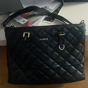 söt väska - en jättesöt väska, inte det bästa skicket därför den säljs ganska billigt jämfört med vad jag köpt den för, säljer den för 50 kr