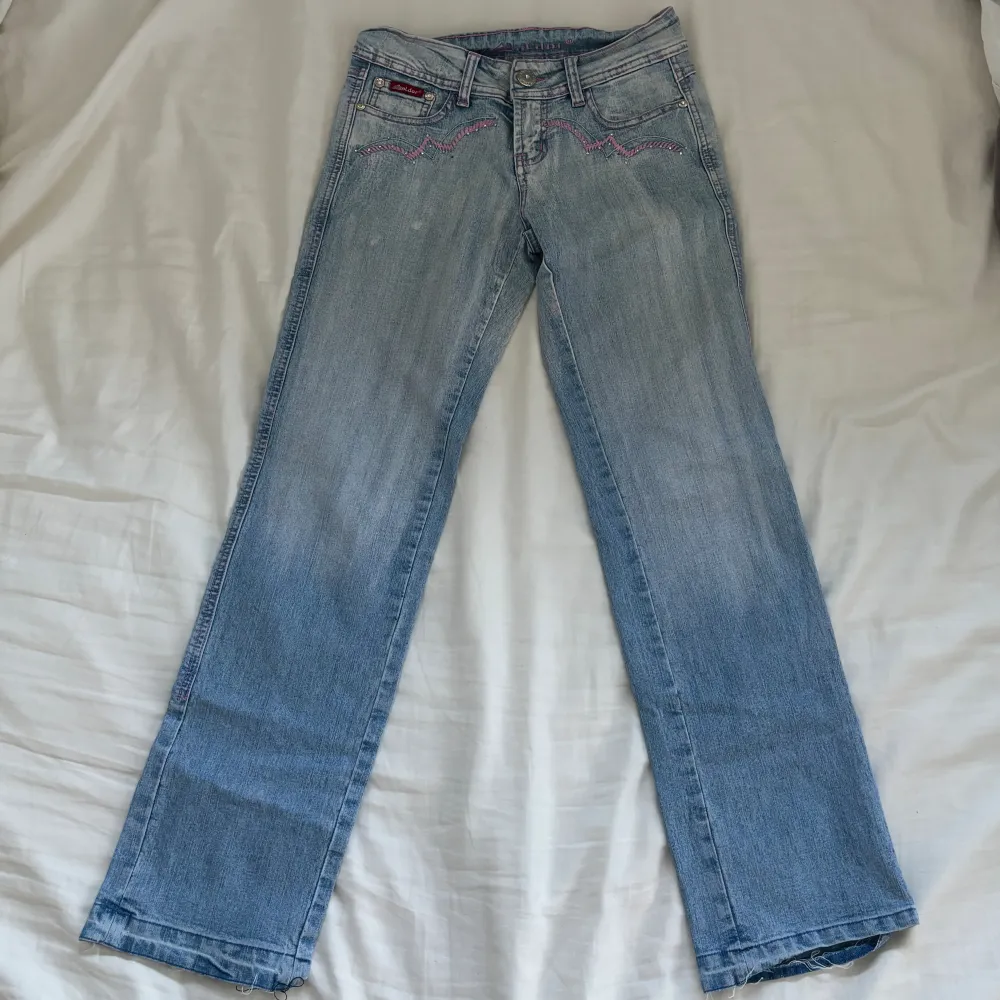 Fina jeans med rosa detaljer på! Tyvärr har det låtsnat två stenar på framsidan men inget som man ser på avstånd(bild 4) har också tagit upp jeansen längst ned säljer pga att fick hem dem för små(köpa second hand)  Midjemått: 70cm Innebenslängd: 71cm. Jeans & Byxor.