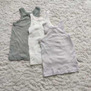Linnen - Två stycken linnen. Är mossgrönt och vitt. Ett för 15 kr eller båda för 25💗💗 (Obs, det lila linnet på första bilden är sålt)