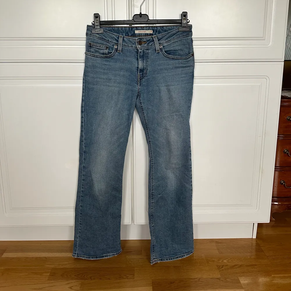 Säljer mina levis jeans i modellen ”Superlow boot”. Lågmidjade med lätt utsvängda ben. Storlek 27. Mycket fint skick. Midjemått: 76cm Beninnerlängd: 72cm Nypris 1065, säljes för 275kr+ frakt. Jeans & Byxor.