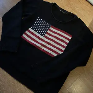En mörkblå tröja i nytt skick. Säljer denna eftersom att jag inte använder den längre. Det är i storlek M men passar utmärkt för mig som har S 💗