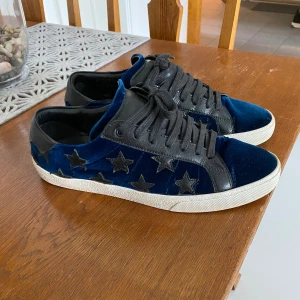 Saint Laurent Sneakers - Säljer nu dessa sällsynta Saint Laurent sneakers i storlek 42. Skorna är i sammet och är väldigt sköna att gå i även. Sjukt snygga skor som passar till allt. Pris kan diskuteras Hör av er vid frågor eller funderingar!