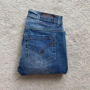 Säljer ett par Dondup George jeans i färgen mörkblå utan slitningar. Storlek 32 och är skick 9/10, fel fria. Vid frågor och funderingar är det bara att kontakta, Mvh Elephant Closet!