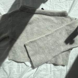 Säljer dessa stickade offsholder tröjor. Helt i nyskick med lapp kvar!🙌🏼Säljer en för 200kr eller båda för 400kr🤗