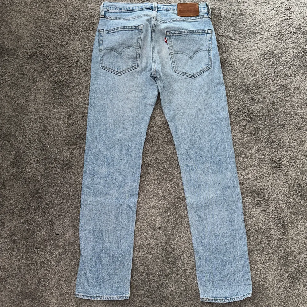 Hej! Säljer dessa Levis Jeans i superbra skick, inga slitage eller defekter.  Modell: 502 Nypris: 1100kr  Hör av dig vid fler frågor!. Jeans & Byxor.