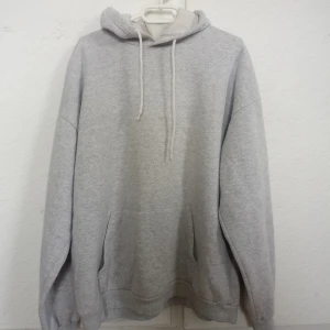 Hoodie  - Säljer en grå hoodie i strl L. Den är ifrån boohoo. Fint skick. Säljer då den är alldeles för stor på mig. Säljer den för 50kr + frakt! 