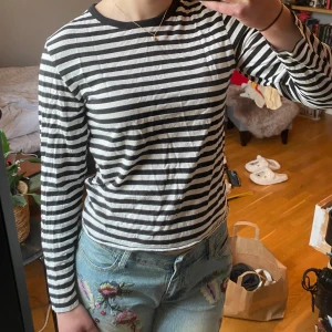 Randig tröja - En basic randig tröja från Monki. Fin passform och fint skick. Strl xs men pasar nog även s. 