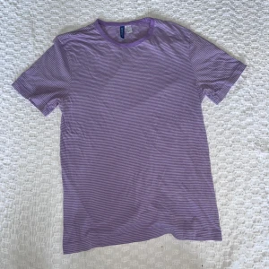 Lila randig t-shirt 💜 - Lila randig t-shirt strl S. Bra skick men enstaka tecken på användning. 