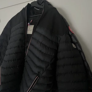 Moncler jacka i bra skick  - Storlek m kan även passa S I bra skick! 