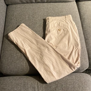 Jack & Jones Linnebyxor  - Ett par snygga Jack and Jones byxor i linne. I storlek XS och färg Beige. Är köpt från jackandjones.se för 699kr och säljer för 150kr eftersom att de är ganska välanvända och vill Sälja snabbt. Hör av ger vid köp!
