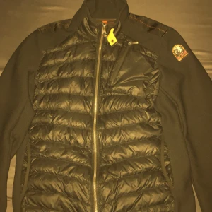 Parajumper jacka - Parajumper jacka i utmärkt skick  använd 2 gånger utomhus  Nypris:4500kr