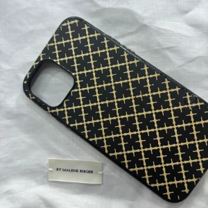 By malene Birger skal - Skal till iPhone 12. Supersnyggt.  Lim vid kanten som nog går bort med lite aceton. Men inget man märker av.