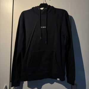 Les Duex - Säljer denna marinblå hoodie från Les Duex. Bra skick, använd fåtal gånger. Storlek M