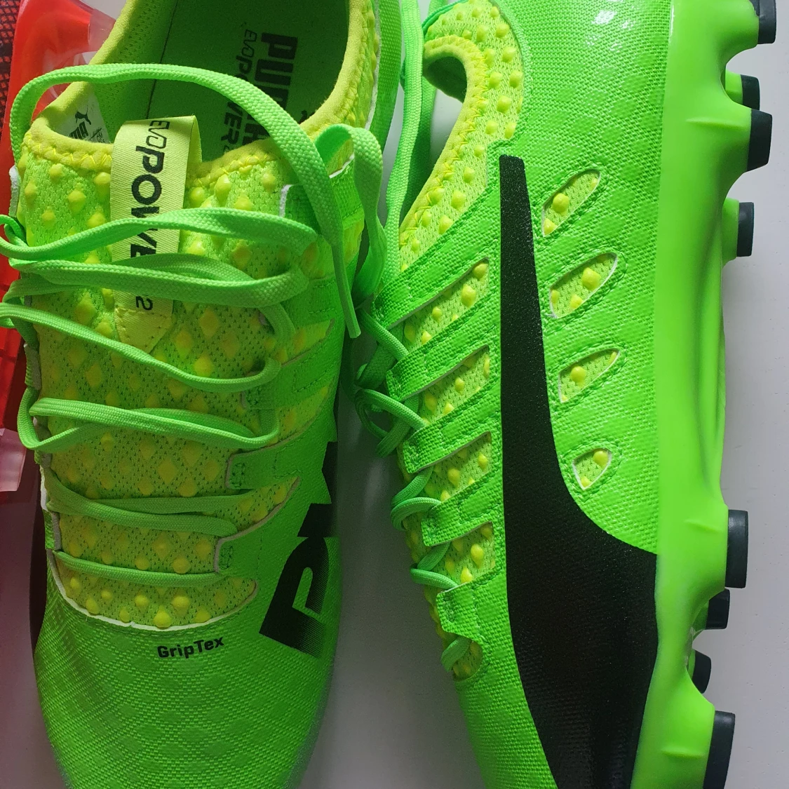 Oanvända PUMA fotbollsskor 