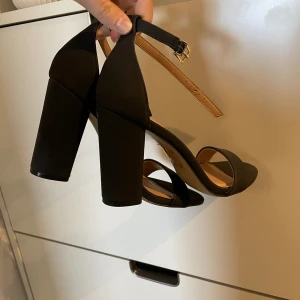 Sandaletter - Ett par sandaletter från call it spring, använda ett tillfälle. Storlek 38. Ett märke bak på ena klacken, ej provat att få bort det. 