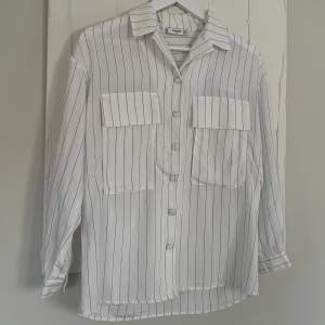 Snygg vit blus / skjorta från Mango. Använd någon enstaka gång, är i perfekt skick! 🤍