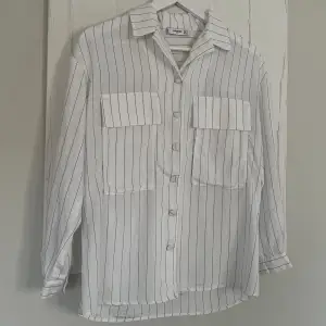 Snygg vit blus / skjorta från Mango. Använd någon enstaka gång, fint skick! 🤍