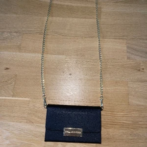 Ideal of Sweden fodral - Använder man kedjan så blir det som en väska. Annars fodral. Passar iPhone 11. Magnetisk. Mycket bra skick, inga defekter. Tryck gärna på ”köp nu” knappen!