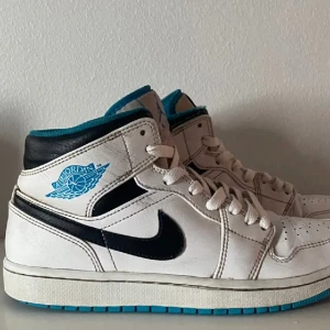 Jordan 1 laser blue - De e ett par jordan 1s fetta skor passar dock inte längre priset kan diskuteras helt okej condition 