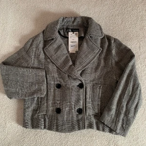 ZARA grå rutig kort fodrad vårjacka - Ny med tags. Utan anmärkningar.