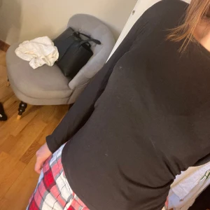 Svart långärmad  - Svart långärmad tröja från Åhléns. Köp för 199kr, säljer för 70kr. Använd fåtal gånger och är i superbra skick.