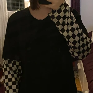 Svart tröja med coola ärmar - Svart tröja med coola ärmar. Okänt storlek men antagligen L eller XL