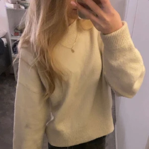 Tröja - en vit stickad tröja från &other stories som är välanvänd men förtfarande i ganska bra skick.