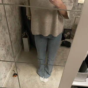 Jeans - Ljusblå jeans från zara som jag sytt om så de är tightare och slits nere💙storlek 34 innerbenslängd 86 men går o klippa
