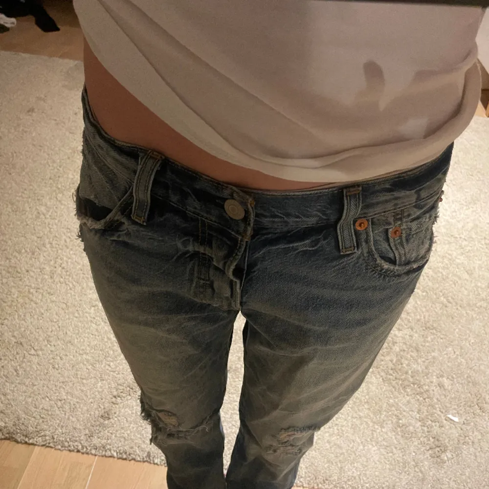 Säljer mina så snygga och unika Levis jeans med coola slitningar!🥰. Jeans & Byxor.