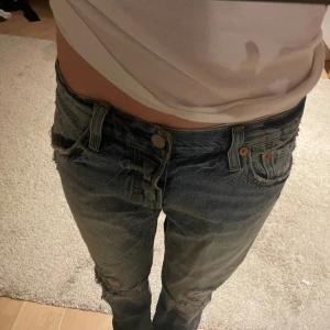 Levis jeans - Säljer mina så snygga och unika Levis jeans med coola slitningar!🥰
