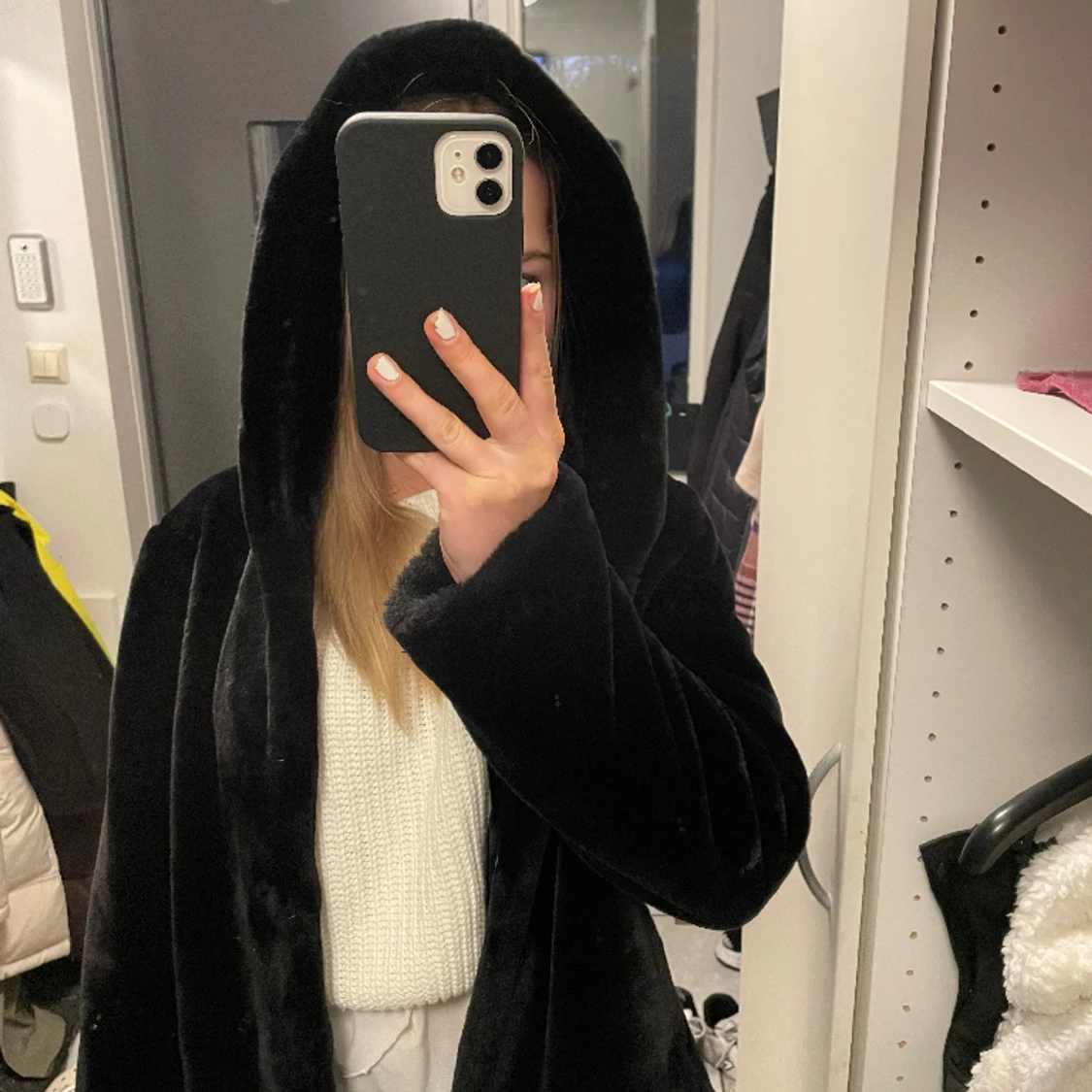 svart pålsjacka med luva